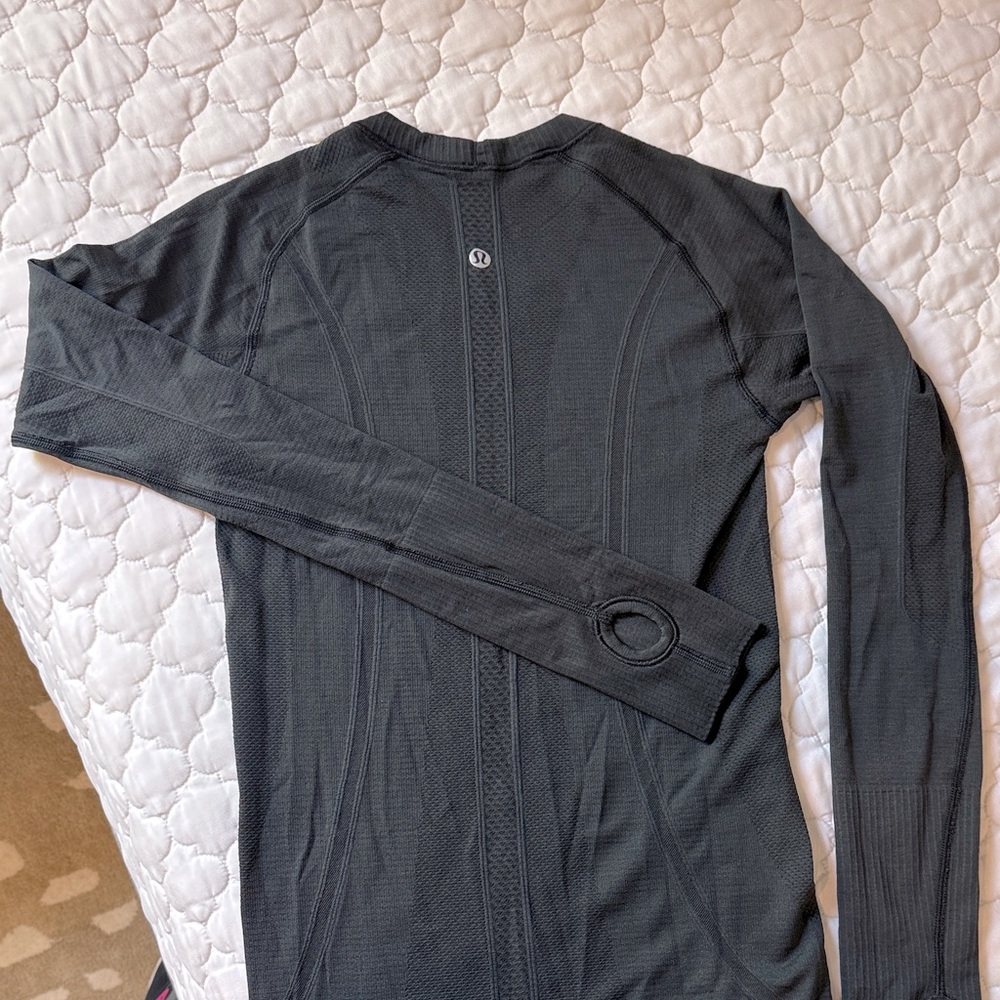 LULULEMON long sleeve shirt. Thumb holes. Black. Size 4